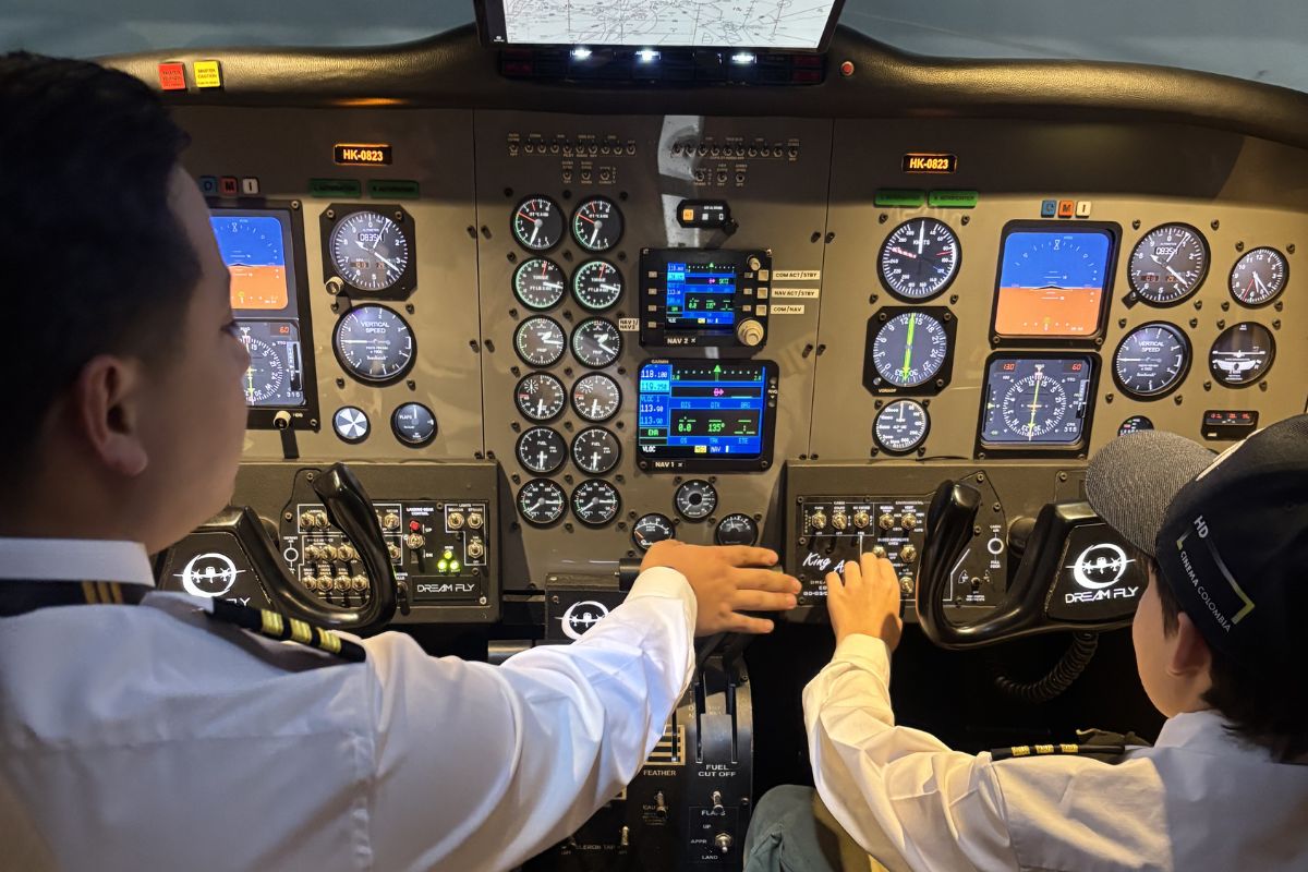 Estudiante en simulador de vuelo Dream Fly