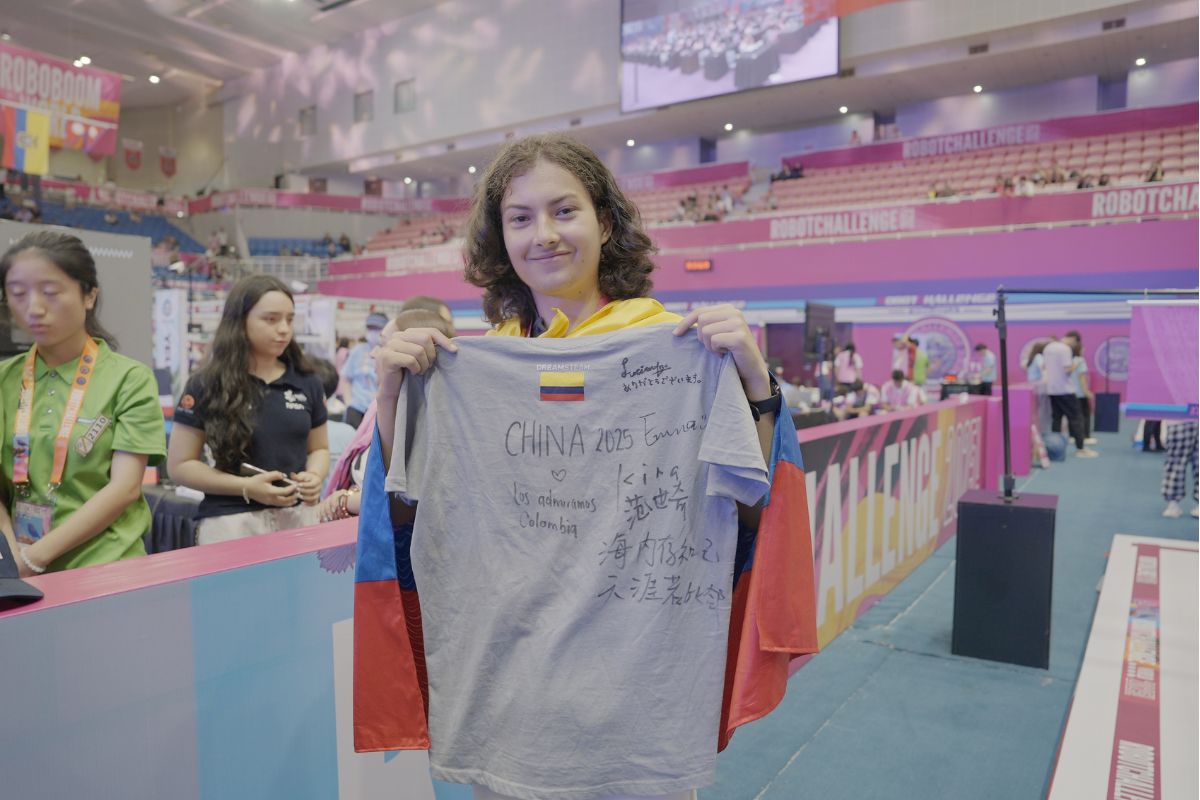 Estudiante con camiseta firmada China 2025