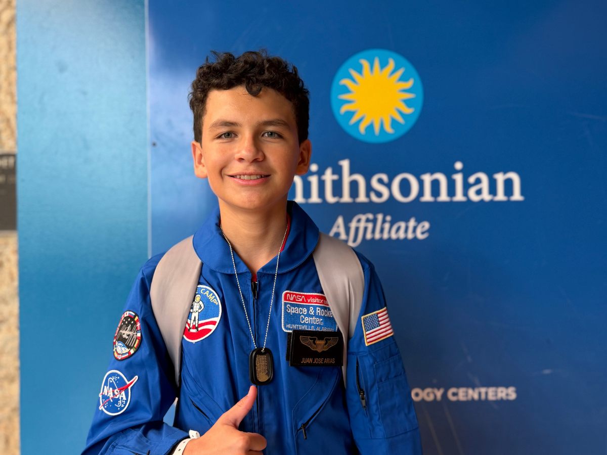 Tripulante con el uniforme azul de astronauta del U.S. Space and Rocket Center