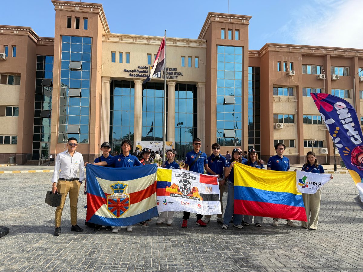 Delegación de Dream STEAM con las banderas de Colombia y Dream STEAM en la Robotiada Egypt