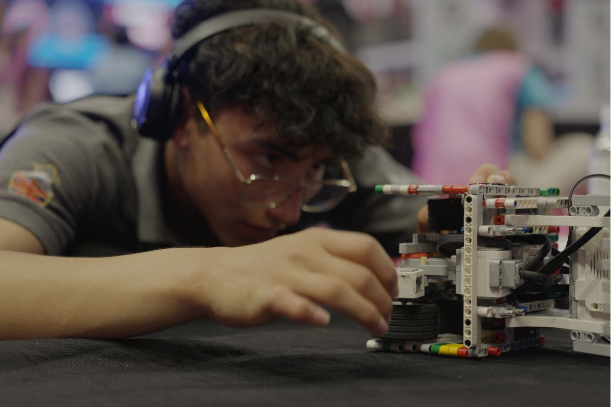 Joven concentrado en su robot